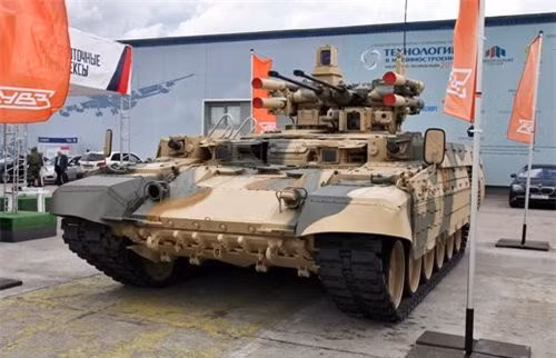 Ngay cả việc đối phương nấp mình sau bức tường bê tông kiên cố cũng vô dụng, vì bên cạnh "Kẻ hủy diệt", là xe tăng chiến đấu chủ lực và khẩu pháo tăng hạng nặng 125mm. Nếu đối phương bắn từ trên cao xuống cũng không được, vì góc tầm của 2 khẩu pháo 30 mm gần như của súng phòng không.