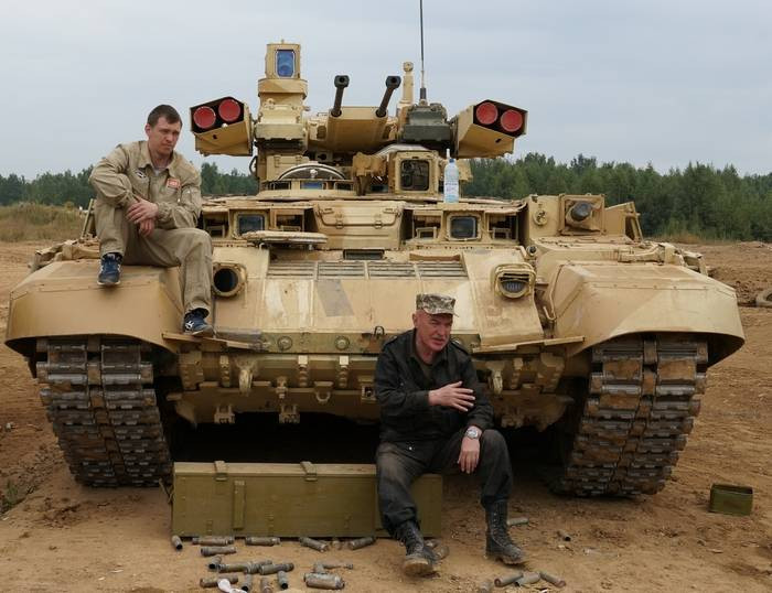 Hai xạ thủ súng phóng lựu 30 mm ở hai bên thành xe chỉ có một nhiệm vụ duy nhất là sử dụng khẩu súng phóng lựu và bóp cò với một góc hướng rất nhỏ. Đồng thời 5 người phải "chen chúc" nhau trong một khoảng không gian chật hẹp.