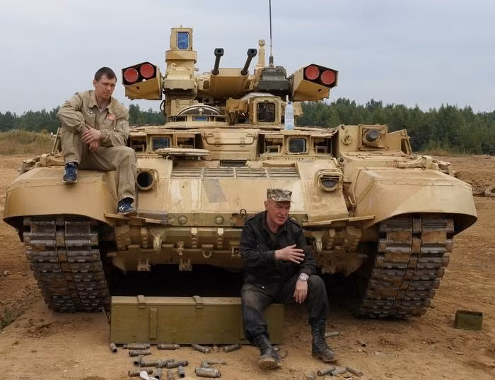 Hai xạ thủ súng phóng lựu 30 mm ở hai bên thành xe chỉ có một nhiệm vụ duy nhất là sử dụng khẩu súng phóng lựu và bóp cò với một góc hướng rất nhỏ. Đồng thời 5 người phải "chen chúc" nhau trong một khoảng không gian chật hẹp.