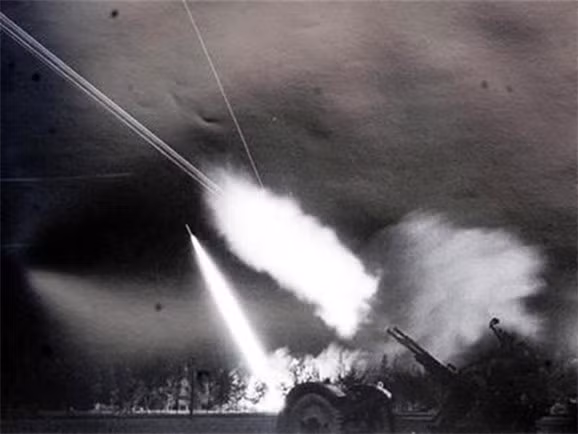 Trong chiến dịch 12 ngày đêm “Hà Nội – Điện Biên Phủ trên không” - từ tối 18/12/1972 đến ngày 29/12/1972, đến ngày 27/12/1972, tất cả các phương tiện chủ lực đánh B-52 như tên lửa phòng không SAM-2, pháo phòng không trung-cao 100 mm đều đã bắn rơi được máy bay B-52. Ảnh: Các trận địa phòng không của ta đánh trả máy bay Mỹ tháng 12/1972 – Nguồn: LSQSVN.