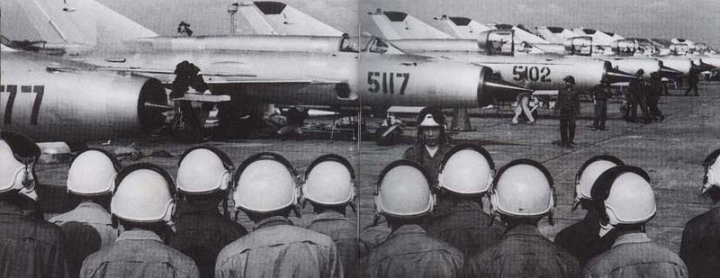 Nguyên nhân Không quân ta chưa hạ được B-52 đó là MiG-21 của ta đều xuất kích ở những sân bay xung quanh Hà Nội, nhưng mỗi lần xuất kích địch đều phát hiện được. Sau đó, chúng ta đã quyết định đưa máy bay ra các sân bay ở bên ngoài như ở Yên Bái, Thọ Xuân, Mộc Châu, Cẩm Thủy. Đồng thời cũng dùng các trạm radar ở bên ngoài để dẫn đường cho máy của ta bay lên chiến đấu với B-52. Ảnh: Đoàn không quân "Sao Đỏ" trang bị MiG-21, đơn vị bắn rơi B-52 – Nguồn: LSQSVN.