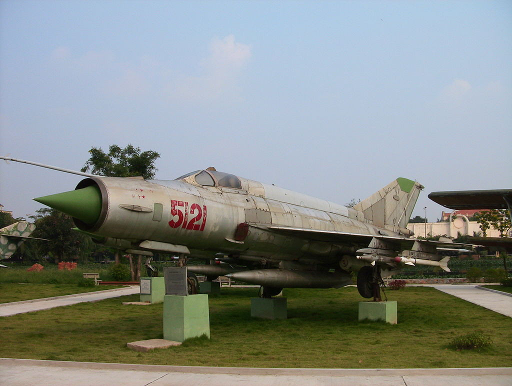 Sau khi đài dẫn đường mặt đất thông báo, máy bay MiG-21 của Phạm Tuân đang cách phi đội Mỹ 80-90 km, Phạm Tuân cắt thùng dầu phụ rồi kéo cao, tăng tốc máy bay; dùng tốc độ cao để bất ngờ bay vọt qua hai tốp F-4 hộ tống, khiến những chiếc F-4 không kịp phản ứng. Ảnh: Chiếc MiG-21MF số hiệu 5121 mà Phạm Tuân đã dùng để bắn rơi một máy bay B-52 vào ngày 27/12/1972 – Nguồn: LSQSVN.