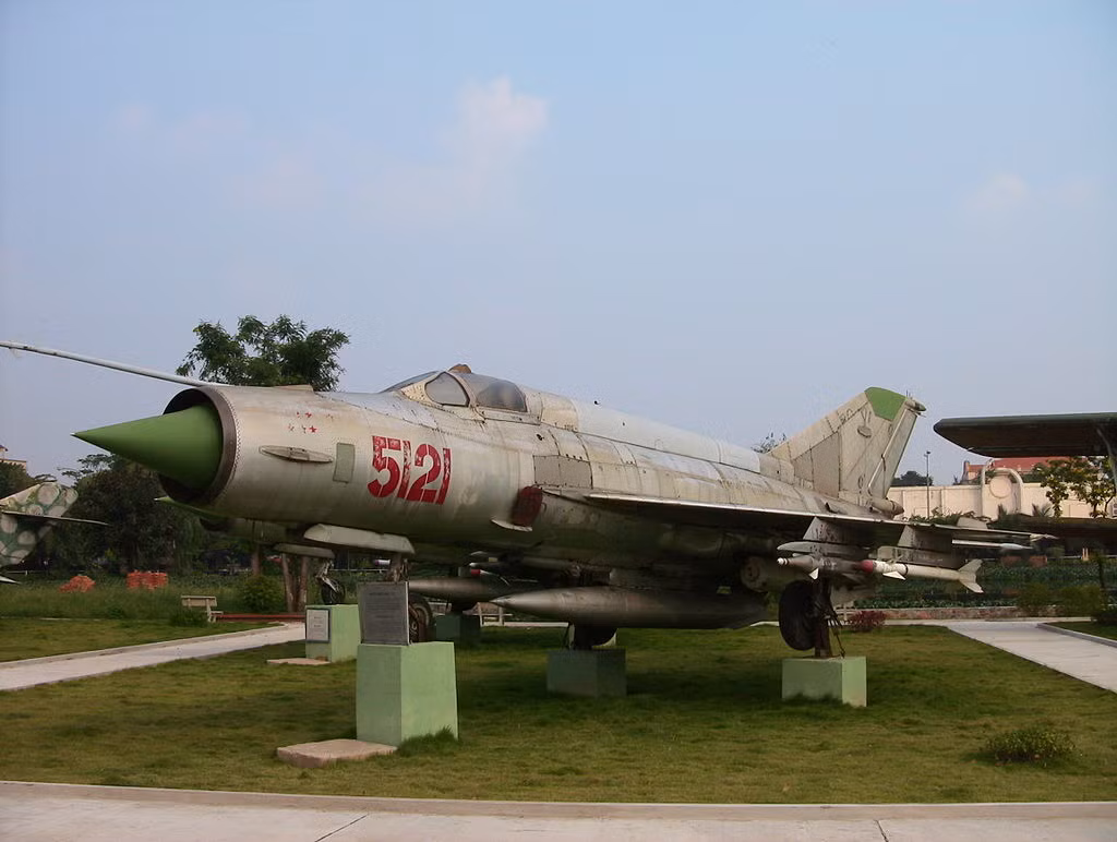 Sau khi đài dẫn đường mặt đất thông báo, máy bay MiG-21 của Phạm Tuân đang cách phi đội Mỹ 80-90 km, Phạm Tuân cắt thùng dầu phụ rồi kéo cao, tăng tốc máy bay; dùng tốc độ cao để bất ngờ bay vọt qua hai tốp F-4 hộ tống, khiến những chiếc F-4 không kịp phản ứng. Ảnh: Chiếc MiG-21MF số hiệu 5121 mà Phạm Tuân đã dùng để bắn rơi một máy bay B-52 vào ngày 27/12/1972 – Nguồn: LSQSVN.