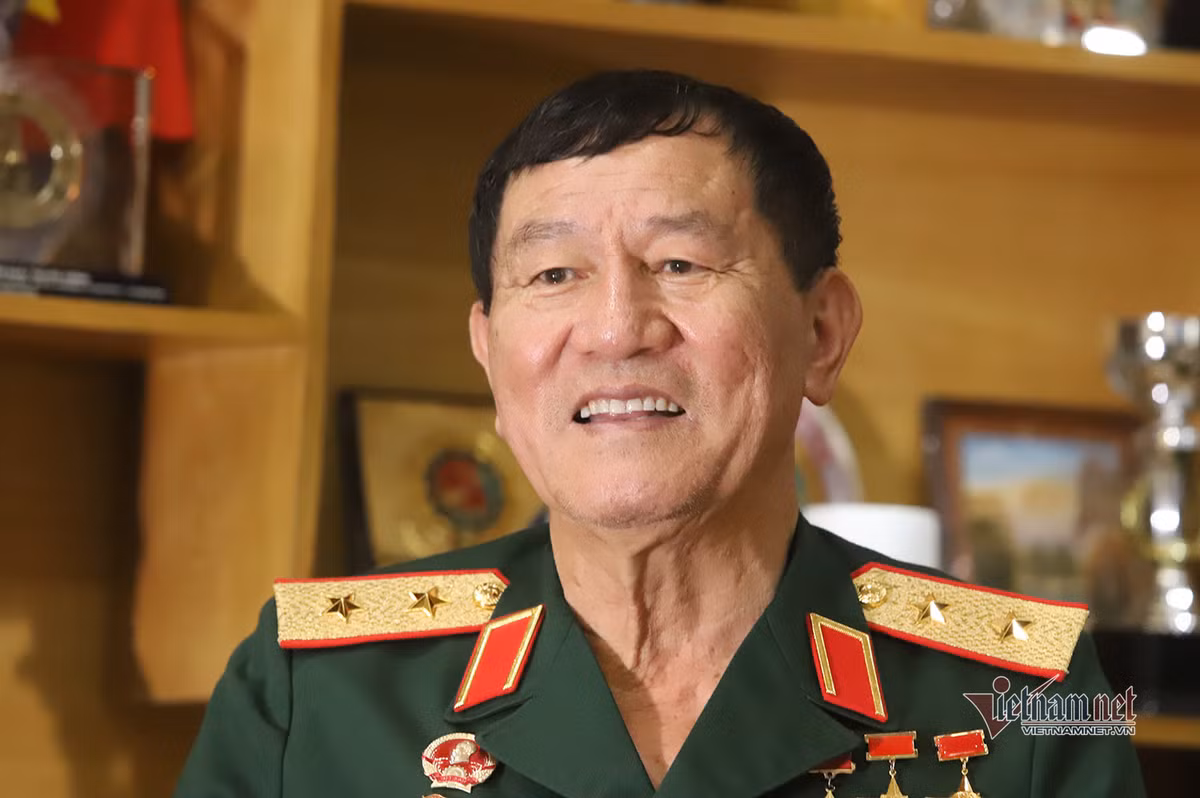 Tới thời điểm này, lực lượng Không quân Việt Nam vẫn chưa "lên tiếng". “Vì tất cả các loại máy bay khác, không quân đều bắn rơi rồi, chỉ còn B-52 thôi, đây là sức nặng đè lên không quân, trách nhiệm của phi công rất lớn.” – phi công Phạm Tuân, người bắn rơi B-52 sau này chia sẻ. Ảnh: Trung tướng AHLLVT Phạm Tuân – Nguồn: QPVN.