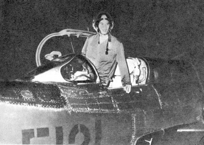 Vào lúc 22h16p đêm 27/12/1972 từ sân bay dã chiến Yên Bái, tiêm kích MiG-21FM do phi công Phạm Tuân cất cánh theo chiến thuật "đi thấp - kéo cao", tắt radar và thiết bị liên lạc để B-52 không phát hiện đang bị áp sát; nhằm tránh radar máy bay Mỹ cũng như sự phát hiện của lũ tiêm kích F-4 hộ tống B-52. Ảnh: Phi công Phạm Tuân chụp ảnh trước giờ xuất kích đánh B-52 – Nguồn: LSQSVN.