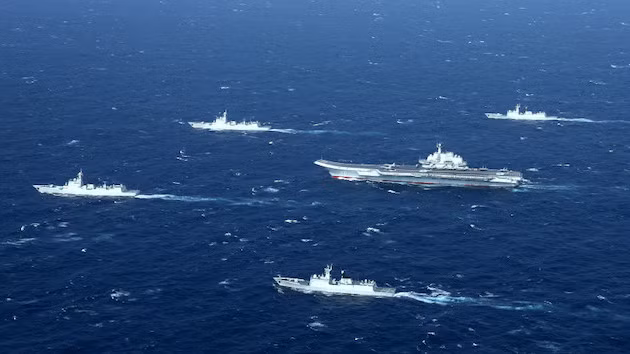 Một số nhà hoạch định chiến lược Mỹ bày tỏ lo ngại về tốc độ đóng tàu của Hải quân Trung Quốc (đặc biệt là đóng tàu mặt nước cỡ lớn), dẫn đến việc thu hẹp khoảng cách sức mạnh giữa Hải quân Trung Quốc và Hải quân Mỹ. Ảnh: Biên đội tàu sân bay của Trung Quốc tập trận trên biển - Nguồn: Sina