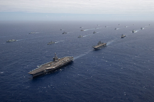 Hải quân Mỹ tiếp tục tăng số lượng và quy mô tàu chiến; đẩy nhanh tiến độ phát triển nhiều dự án mới, phát triển công nghệ quân sự mới và trang bị tàu chiến, máy bay chiến đấu, tàu không người lái và vũ khí mới; phát triển các khái niệm tác chiến mới, để chống lại Hải quân Trung Quốc. Ảnh: Biên đội tàu sân bay Mỹ đang hoạt động ở Tây Thái Bình Dương - Nguồn: Hải quân Mỹ.