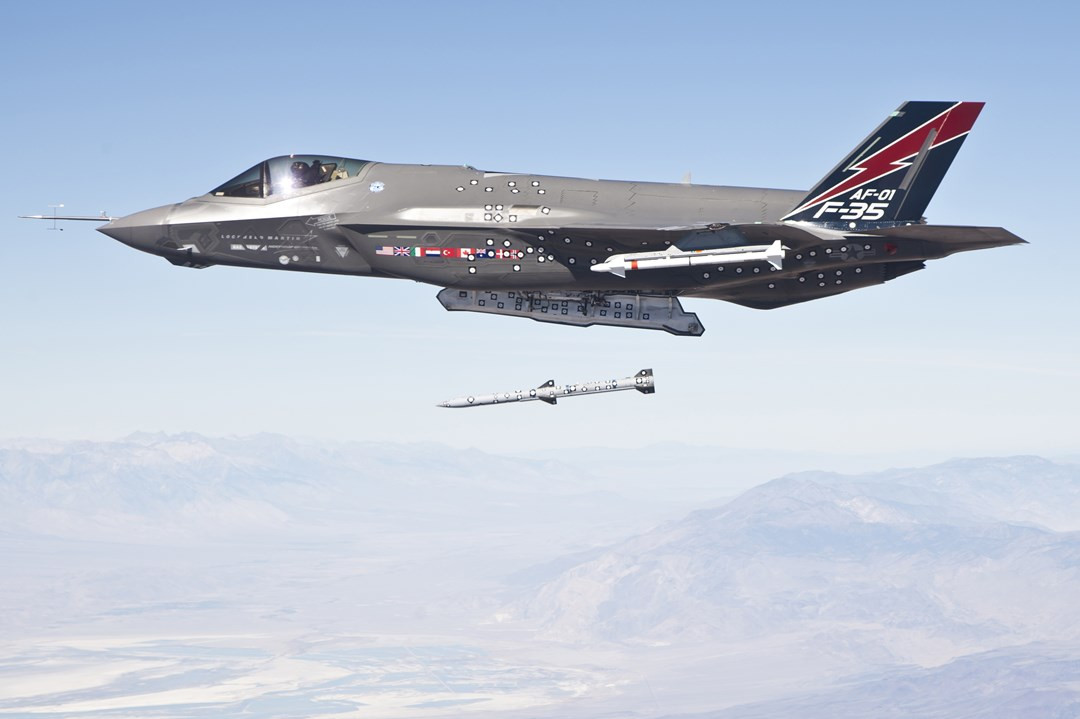 Kể từ đó, thành tích của AIM-120 rất ấn tượng, nó đã bắn rơi 14 máy bay, trong đó có 6 chiếc MiG-29, 1 MiG-25, 1 MiG-23 và 1 Su-22, 1 J-21 Jastreb (tiêm kích bom hạng nhẹ do Nam Tư sản xuất), 1 UH-60 "Black Hawk", 1 MiG-21 và 2 Su-24. Ảnh: Máy bay F-35 phóng tên lửa AIM-120. Nguồn: Không quân Mỹ.