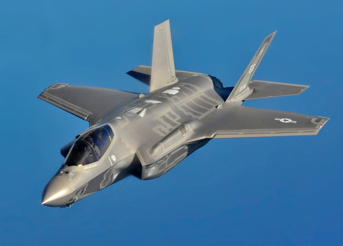 Tập đoàn hàng không vũ trụ Mỹ Lockheed Martin đã phát triển tiêm kích tàng hình đa năng F-35 Lightning II một chỗ ngồi, một động cơ, hoạt động trong mọi điều kiện thời tiết và sử dụng cho mọi quân chủng. Ảnh: Máy bay F-35 - Nguồn: Lockheed Martin