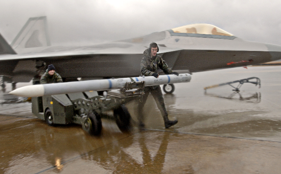 Mặc dù cả hai loại máy bay chiến đấu này, đều được trang bị những hệ thống tác chiến điện tử, hệ thống điện tử hàng không, vũ khí tiên tiến nhất của phương Tây; nhưng chúng lại phụ thuộc quá nhiều vào tên lửa không đối không tầm trung tiên tiến (AMRAAM). Ảnh: Tên lửa AIM-120 lắp trên F-22. Nguồn: Không quân Mỹ.