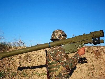 Việc tiêu diệt các UAV vũ trang hoặc UAV cảm tử là khá khó khăn dẫu cho Armenia có các hệ thống phòng không tầm thấp khá mạnh mẽ, nhưng do số lượng hạn chế cũng như khả năng chiến đấu là chưa cao, chưa có nhiều kinh nghiệm tác chiến dẫn đến chưa đủ đáp ứng nhu cầu, phải gánh chịu hậu quả nặng nề. Ảnh: Binh sĩ Armenia với tên lửa phòng không vác vai Igla.