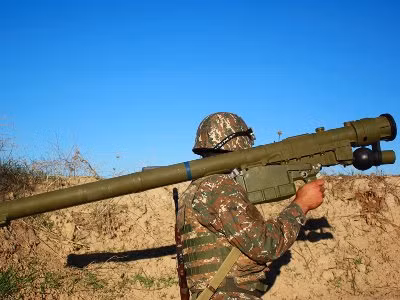 Việc tiêu diệt các UAV vũ trang hoặc UAV cảm tử là khá khó khăn dẫu cho Armenia có các hệ thống phòng không tầm thấp khá mạnh mẽ, nhưng do số lượng hạn chế cũng như khả năng chiến đấu là chưa cao, chưa có nhiều kinh nghiệm tác chiến dẫn đến chưa đủ đáp ứng nhu cầu, phải gánh chịu hậu quả nặng nề. Ảnh: Binh sĩ Armenia với tên lửa phòng không vác vai Igla.