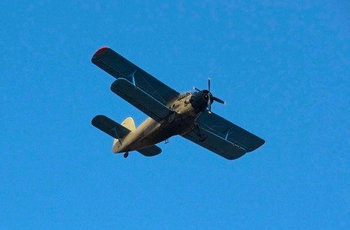 Máy bay vận tải hai tầng cánh Antonov An-2 là một thiết kế do Liên Xô chế tạo từ sau thế giới thứ 2 nhằm phục vụ cho một số hoạt động quân sự như vận tải hàng hóa hạng nhẹ hoặc chuyên chở người và nhiệm vụ dân sự như rải hóa chất nông nghiệp,.. Dù đã vô cùng lạc hậu nhưng với một số ưu điểm của mình như có tốc độ bay cực kỳ chậm, độ mang tải hàng hóa tốt cũng như chi phí vận hành rẻ khiến nhiều quốc gia vẫn duy trì hoạt động An-2 cho đến ngày nay. Ảnh: Một chiếc An-2 hoán cải của không quân Azerbaijan.