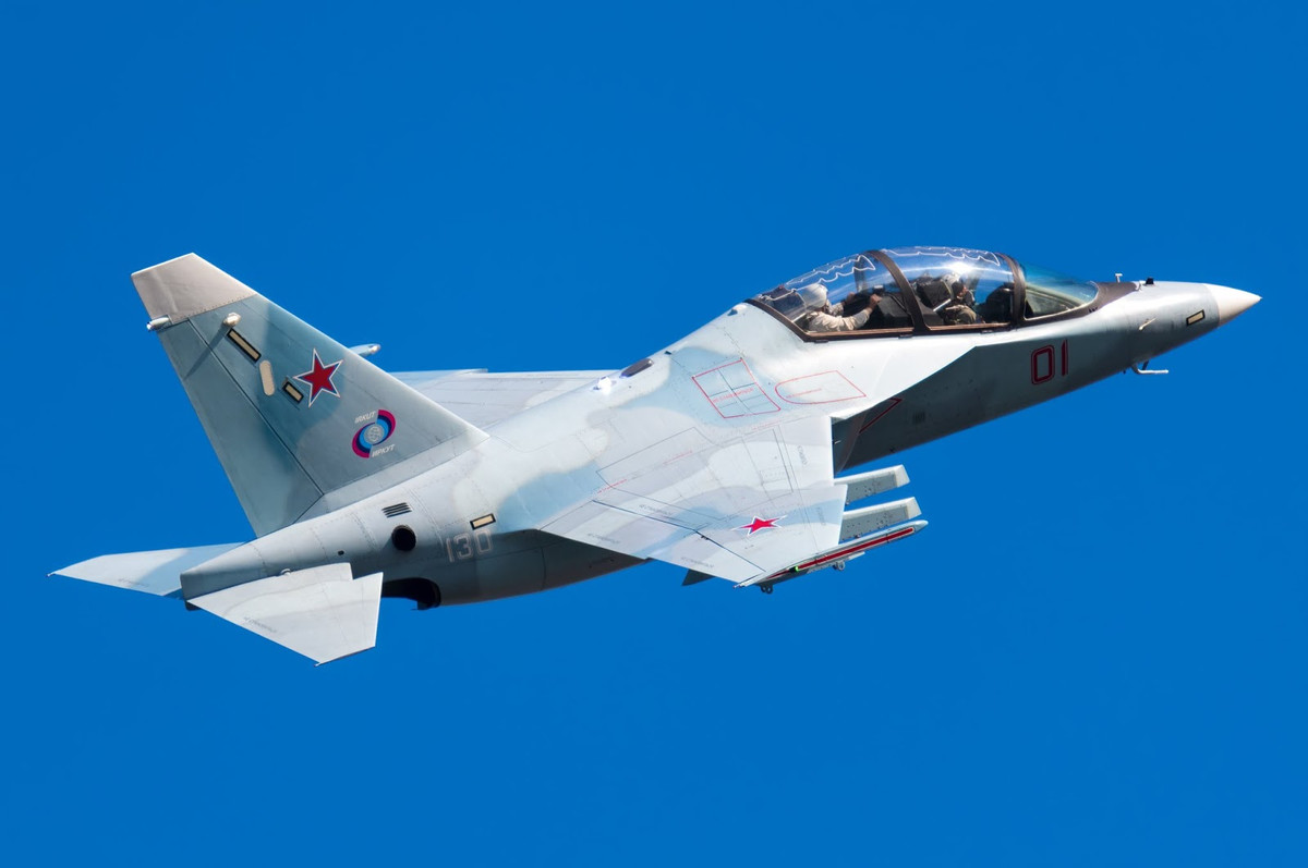 Dựa vào hình ảnh ta có thể thấy rằng quá trình sản xuất đang được đối tác Nga đẩy nhanh sản xuất và chắc chắn sẽ không lâu nữa, những chiếc Yak-130 này sẽ chính thức tung cánh trên bầu trời Tổ quốc. Không chỉ làm nhiệm vụ huấn luyện, trong nhiều trường hợp, Yak-130 vẫn có thể đảm đương nhiệm vụ chiến đấu với 6 giá treo bên ngoài cánh máy bay, có thể mang theo tối đa 3 tấn vũ khí các loại như bom, tên lửa, pod rocket,… Ảnh: Tiêm kích Yak-130 của Không quân Nga.