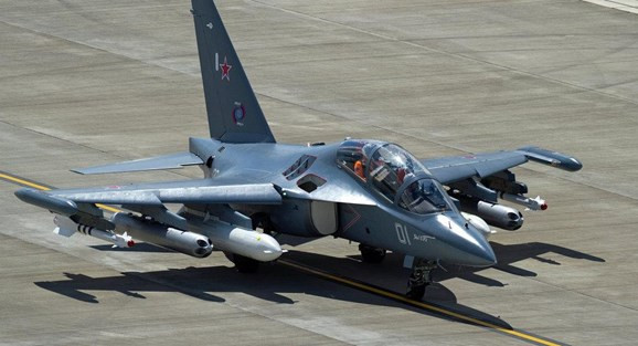 Việc Yak-130 chính là loại máy bay huấn luyện tiên tiến có thiết kế buồng lái mô phỏng vô cùng sát với buồng lái dành cho chiến đấu cơ Su-27/30 sẽ giúp nó trở thành máy bay huấn luyện cao cấp của Không quân Việt Nam. Với máy bay cánh quạt Yak-52 là huấn luyện sơ cấp, làm quen với bầu trời, L-39 là huấn luyện tiêm kích trung cấp và Yak-130 là sự bổ sung vào vị trí huấn luyện cao cấp. Điều này mở ra tiền đề cho việc trong tương lai, lực lượng trên không của ta có thể sẽ còn tiếp nhận thêm những tiêm kích hiện đại hơn nữa từ Nga như Su-35 hay Su-57. Ảnh: Tiêm kích Yak-130 của Không quân Nga.