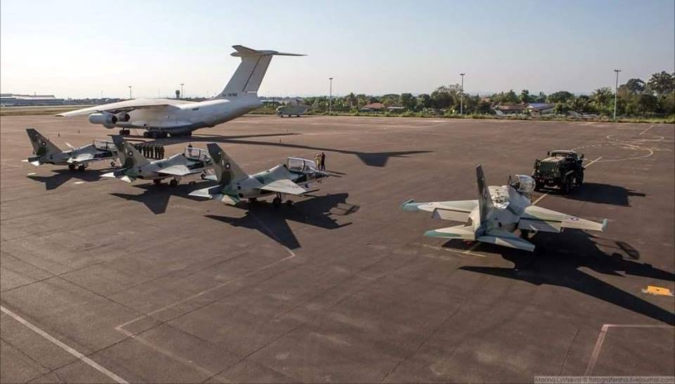 Có thể nói rằng, việc chuẩn bị tiếp nhận các máy bay tiêm kích hạng nhẹ đa năng Yak-130 chính là một dấu hiệu đáng mừng cho thấy Không quân ta sẽ có một bước đi mới vô cùng mạnh mẽ, là bước mở đầu cho việc tương lai mua mới thêm nhiều nữa những máy bay chiến đấu có tính năng hiện đại vượt trội từ LB Nga. Ảnh: Các tiêm kích Yak-130 của Không quân Lào tại căn cứ sau khi vừa được tiếp nhận từ Nga.