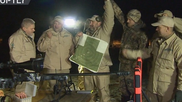 Hồi tháng 11/2019, xạ thủ Nga Sergey Shmakov dùng súng SVLK-14 bắn trúng 5 phát vào bia mục tiêu ở khoảng cách 1.920 m trong đêm không trăng sao. Khẩu SVLK-14 của Shmakov sử dụng đạn cỡ 10,36x77 mm (.408 Cheytac) với ống kính ngắm đêm thụ động, chuyên khuếch đại nguồn sáng tự nhiên.