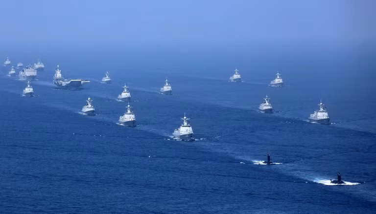 Do đó, bất kể sự hiện diện nào của tàu chiến nước ngoài trong khu vực nhằm mục đích kiềm chế Trung Quốc đều là hoạt động vô cùng tích cực để có thể thúc đẩy các quốc gia Đông Nam Á đứng lên đấu tranh bởi họ hiểu rằng sau lưng họ vẫn đang có những đồng minh lớn hỗ trợ. Đặc biệt, Đức chính là một quốc gia có nền quốc phòng phát triển, hiện nay nhiều lực lượng hải quân ở Đông Nam Á đã và đang sử dụng nhiều công nghệ hàng hải, vũ khí Đức. Sự hiện diện của Đức xoay trục sang Châu Á - Thái Bình Dương có thể coi là một tín hiệu vô cùng đáng mừng. Ảnh: Biên đội tàu chiến Trung Quốc diễn tập.