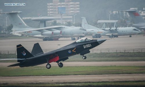 Bên ngoài của nó có vẻ như là một chiếc F-35 có sự "lột xác" về cấu hình tàng hình; nhưng nếu so sánh đầy đủ, có vẻ như về hệ thống điện tử hàng không, cảm biến, vũ khí, động cơ và khả năng cơ động, tất cả mọi thứ bằng quan sát ít có thể phát hiện được. Ảnh: Máy bay J-31 - Nguồn: Sina