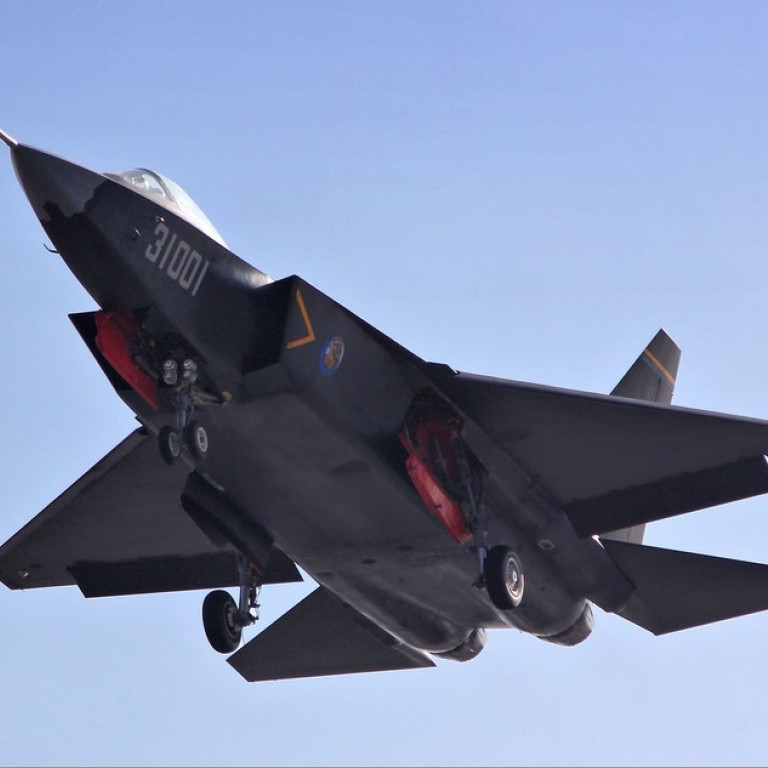 Trung Quốc được biết đến là có nhiều thành tựu trong lĩnh vực trí tuệ nhân tạo (AI), nhưng điều đó là không đủ để đưa chiếc J-31 "một bước" sánh vai cùng F-35; bởi vì một chiếc máy bay hiện đại là tổng thể của sự kết hợp giữa cảm biến, vũ khí, sự cơ động cũng như tính năng tàng hình. Ảnh: Máy bay J-31 - Nguồn: Sina