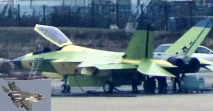 Vì vậy dù J-31 và F-35 có sự "giống nhau đến thế" về hình dáng bên ngoài, nhưng cũng không thể kết luận là J-31 có tính năng "tương đương" hoặc "gần bằng" F-35 của Mỹ. Ảnh: Máy bay J-31 - Nguồn: Sina