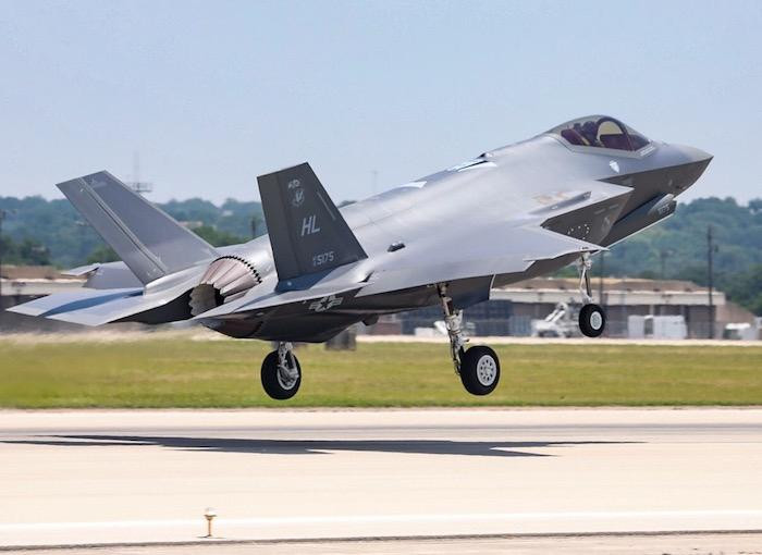 Những ưu điểm của F-35, theo giới chuyên gia là một “máy tính bay”, được thiết kế với các cảm biến tầm xa tiên tiến, độ phân giải cao, có thể phát hiện và xác định mục tiêu của kẻ thù trước khi máy bay địch phát hiện ra nó. Ảnh: Máy bay F-35 - Nguồn: Wikipedia.