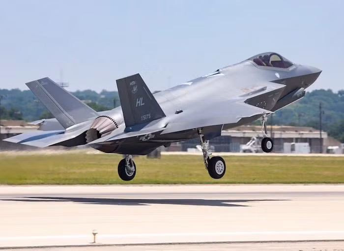 Những ưu điểm của F-35, theo giới chuyên gia là một “máy tính bay”, được thiết kế với các cảm biến tầm xa tiên tiến, độ phân giải cao, có thể phát hiện và xác định mục tiêu của kẻ thù trước khi máy bay địch phát hiện ra nó. Ảnh: Máy bay F-35 - Nguồn: Wikipedia.