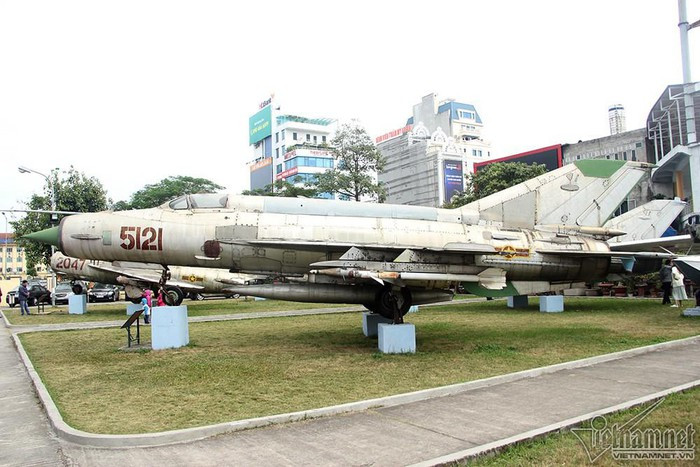 MiG-21 được phát triển sau khi rút kinh nghiệm của MiG-17 và MiG-19. Sự ra đời của MiG-21 đã đánh dấu một cột mốc quan trọng trong Chiến tranh Lạnh; khi mới được đưa vào sử dụng, MiG-21 đã đủ khiến người Mỹ khiếp sợ.
