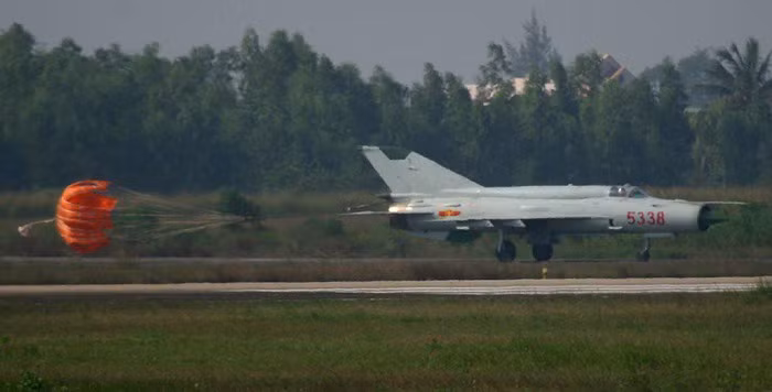 Ví dụ những chiếc UAV hoán cải này sẽ làm mục tiêu cho hệ thống phòng không S-300 trong các cuộc tập trận, hoặc chúng sẽ đảm nhiệm một vai trò gì đó khác như trinh sát trận địa.