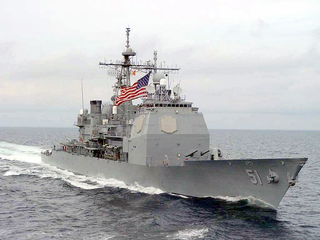 Hải quân Mỹ hiện nay đang phải đối mặt với một tình trạng là đội tàu chiến chủ lực của họ bao gồm tuần dương hạm lớp Ticonderoga đã có tuổi thọ gần 40 năm và khu trục hạm lớp Arleigh Burke cũng đã có tuổi thọ gần 30 năm, trong khi đó những thiết kế mới như khu trục hạm lớp Zumwalt thì lại đang thể hiện một màn trình diễn vô cùng tệ hại và đáng thất vọng, có thể trong tương lai xa nữa thì Ticonderoga và Arleigh Burke vẫn phải đảm đương trách nhiệm trụ cột nặng nề của mình. Ảnh: Tuần dương hạm lớp Tincoderoga.
