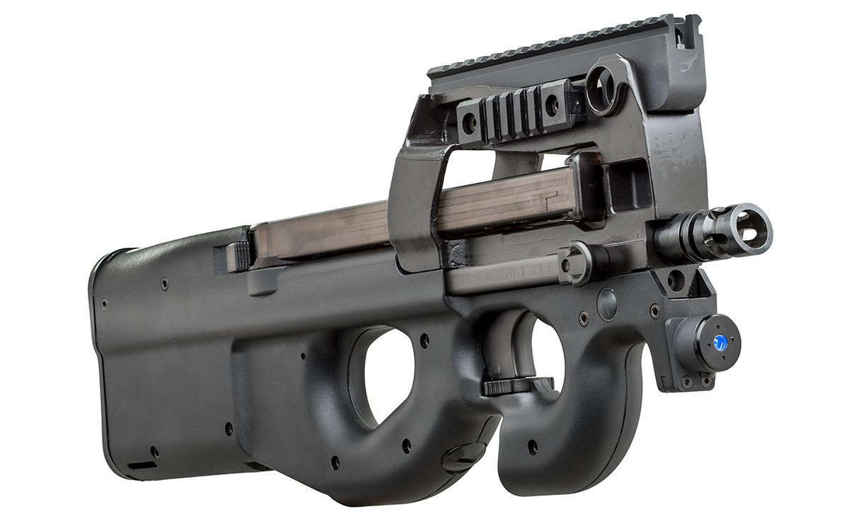 FN P90 có kích thước và trọng lượng rất nhẹ, do nhiều chi tiết của súng được chế tạo bằng nhựa cao phân tử; súng rất dễ sử dụng, độ giật thấp và có thể bắn bằng một tay. 