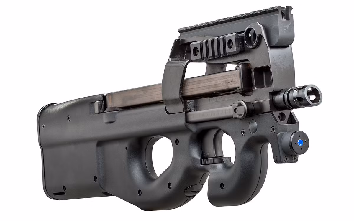 FN P90 có kích thước và trọng lượng rất nhẹ, do nhiều chi tiết của súng được chế tạo bằng nhựa cao phân tử; súng rất dễ sử dụng, độ giật thấp và có thể bắn bằng một tay. 