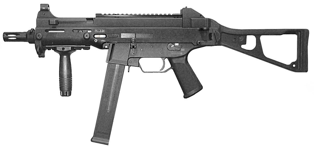 Mẫu tiểu liên UMP do Heckler &amp; Koch (Đức) được phát triển từ khẩu MP5 vào giữa những năm 1990. Mục tiêu chính là thiết kế một khẩu tiểu liên nhẹ và giá rẻ hơn MP5. UMP chủ yếu nhằm vào thị trường thực thi pháp luật của Mỹ và bắt đầu sản xuất loạt vào năm 1999; tuy nhiên UMP không thể vượt qua người tiền nhiệm MP5 về mức độ phổ biến; hiện tại UMP được 20 quốc gia lựa chọn cho lực lượng đặc biệt và thực thi pháp luật.