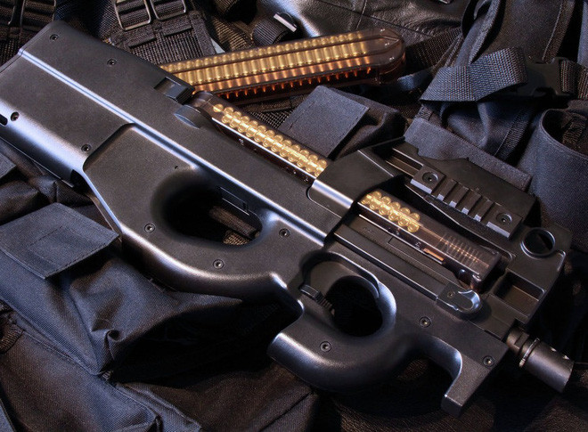 Mẫu tiểu liên FN P90 không có hình dáng của súng tiểu liên cổ điển, P90 được phát triển ở Bỉ bởi Fabrique Nationale (FN) vào cuối những năm 1980; súng được trang bị loại đạn hoàn toàn mới và được sử dụng như một vũ khí phòng thủ cá nhân cho quân đội ngoài chiến trường, phân đội xe cơ giới, kíp xe tăng và pháo binh.