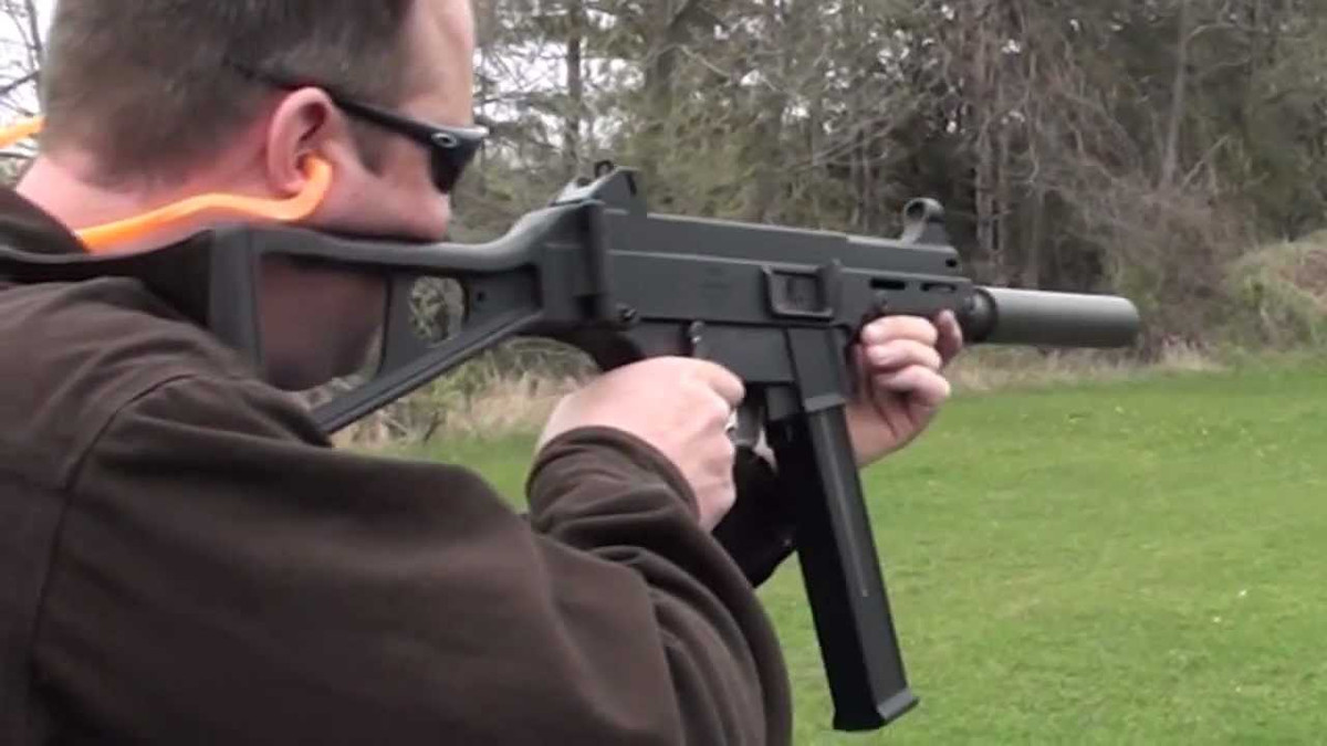 UMP hoạt động theo nguyên lý phản lực, dùng nhiều loại đạn, nhưng chủ yếu là đạn 9x19 mm Parabellum; súng có 3 chế độ bắn là phát một, liên thanh hoặc 3 viên; súng sử dụng hộp tiếp đạn có sức chứa từ 25 và 30 viên. Nếu sử dụng đạn .45 ACP và .40 SW thì dùng hộp tiếp thẳng, trong khi phiên bản 9 mm dùng hộp tiếp đạn cong.