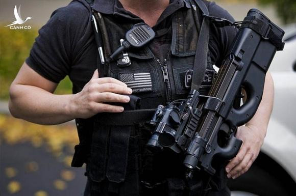 FN P90 là mẫu tiểu liên cấu tạo theo hình dáng bullpup (cái tẩu), dùng phương pháp lên đạn bằng phản lực; điểm mới của mẫu súng này là dùng loại đạn mũi nhọn mới phát triển 5,7x28 mm. Loại đạn này có khả năng xuyên giáp tốt hơn so với loại đạn 9x19 mm Parabellum ở cự ly 100 m trở lên; sức xuyên của đạn P90 giống như một khẩu súng trường tiến công, dùng đạn 5,56x45 mm của NATO.