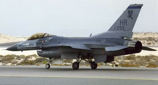 Mới đây nhất là vào đêm 8/12, một chiếc F-16 của Không đoàn Tiêm kích số 115 - Vệ binh Quốc gia Mỹ đã rơi trong lúc huấn luyện đêm tại căn cứ Truax Field vào lúc 20h. Hiện vẫn chưa rõ tình trạng của phi công và nguyên nhân gây ra vụ tai nạn tuy nhiên F-16 chính là tiêm kích rơi nhiều nhất Không quân Mỹ trong năm qua. Nguồn ảnh: USAF.