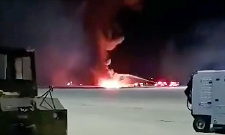 Đầu tiên là dòng tiêm kích hạng nhẹ 1 động cơ F-16. Đêm 30/6, một chiếc tiêm kích F-16CM của Không đoàn Tiêm kích 20 trong lúc đang bay huấn luyện tại căn cứ Shaw, bang Nam California đã rơi vào khoảng lúc 23h30. Máy bay sau đó đã bốc cháy vô cùng dữ dội và lực lượng cứu hỏa nhanh chóng được huy động để dập tắt. Nguyên nhân được xác định là do chiếc F-16 không mở được càng đáp, phi công thoát hiểm và chỉ bị thương nhẹ. Nguồn ảnh: USAF.