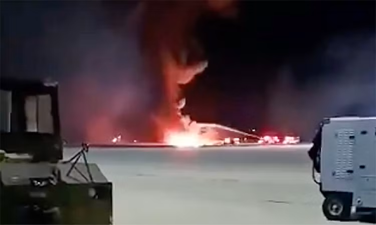 Đầu tiên là dòng tiêm kích hạng nhẹ 1 động cơ F-16. Đêm 30/6, một chiếc tiêm kích F-16CM của Không đoàn Tiêm kích 20 trong lúc đang bay huấn luyện tại căn cứ Shaw, bang Nam California đã rơi vào khoảng lúc 23h30. Máy bay sau đó đã bốc cháy vô cùng dữ dội và lực lượng cứu hỏa nhanh chóng được huy động để dập tắt. Nguyên nhân được xác định là do chiếc F-16 không mở được càng đáp, phi công thoát hiểm và chỉ bị thương nhẹ. Nguồn ảnh: USAF.