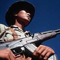 Hình ảnh người chiến sĩ Giải phóng quân với khẩu súng AK-47 trên tay đã là một biểu tượng của người anh hùng dân tộc Việt Nam trong những năm tháng Kháng chiến chống Mỹ. Khẩu súng như một phần không thể nào tách rời với người lính, tạo một sức mạnh hiệu quả, chiếm ưu thế lớn trước các loại súng trường tấn công của đối thủ bên kia chiến tuyến. Tuy vậy, trong những năm tháng đầu của cuộc trường kỳ kháng chiến gian khổ, quân ta đã tận dụng nhiều loại vũ khí khác nhau để có thể chiến đấu với kẻ thù dẫu muôn vàn khó khăn. Ảnh: Chiến sĩ Quân giải phóng với khẩu AK-47