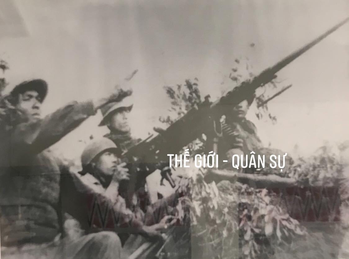 Đồng minh của Pháp trên chiến trường Đông Dương lúc đó là Mỹ đã triệt để viện trợ bổ sung cho họ những vũ khí nổi tiếng như tiểu liên M3 và Thompson, súng M1 carbin và trung liên BAR, thậm chí là cả súng máy hạng nặng M2 Browning .50cal. Tất cả những vũ khí này sau đó đều có mặt trong biên chế các đơn vị của quân đội ta do thu được từ các trận đánh và cả những lính đối phương trở về với phe Cách mạng. Ảnh: Bộ đội Việt Nam với súng máy M2 Browning của Mỹ bắn máy bay Pháp trong trận Điện Biên Phủ.