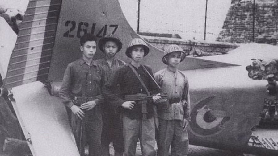 Những khẩu súng này dẫu cho có phần lạc hậu, thiếu tính đồng bộ và phức tạp trong công tác hậu cần tuy nhiên ở thời điểm mà quân đội ta vừa bước ra khỏi cuộc Kháng chiến chống Pháp gian khổ, còn gặp muôn vàn khó khăn lại phải đối đầu với một kẻ thù mạnh mẽ hơn là Mỹ thì đây là những vũ khí vô cùng cần thiết, cực kỳ quan trọng góp phần tạo nên những chiến thắng đầu tiên, thể hiện một ý chí quyết tâm đánh đuổi quân thù to lớn của những người chiến sĩ cách mạng. Ảnh: Bộ đội Việt Nam bên cạnh xác máy bay rơi của quân Pháp với súng tiểu liên MAT-49.