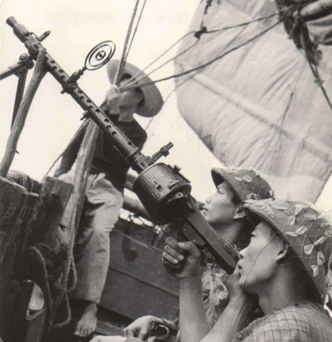 Những khẩu súng máy như MG-34, MG-42 đặc biệt được bộ đội ta ưu chuộng do có hỏa lực mạnh, độ tin cậy cao và sử dụng dễ dàng, có thể nói là tinh túy của vũ khí Đức trong thế chiến. Cộng với sự chiến đấu quả cảm của những người bộ đội Việt Nam, vũ khí tốt càng tăng thêm phần đặc biệt hiệu quả. Ảnh: Bộ đội miền Bắc bắn máy bay bằng súng máy MG-34 của Đức.