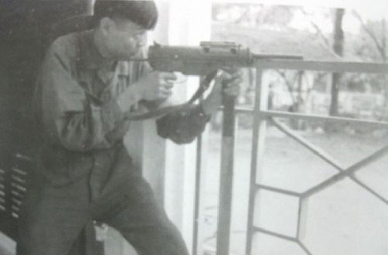 Trong những năm đầu sau khi đánh bại thực dân Pháp xâm lược, ta đã thu được khá nhiều vũ khí cá nhân chiến lợi phẩm của chúng sau đó tái trang bị lại cho các đơn vị bộ đội chiến đấu. Do đó, trang bị mang tính thiếu đồng bộ, nhiều chủng loại, kiểu dáng, cỡ đạn khác nhau gây khó khăn trong công tác hậu cần,… Ảnh: Vệ Quốc quân bảo vệ Hà Nội trong những ngày đầu Toàn quốc kháng chiến năm 1946 với súng tiểu liên M3 của Mỹ.