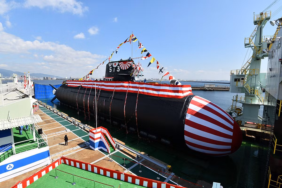 Về hệ thống sonar thủy âm và hệ thống chỉ huy tác chiến của tàu cũng được nâng cao một cách rõ rệt, sử dụng nguyên liệu mới giúp hấp thụ âm thanh triệt để giúp nó yên tĩnh hơn khi hoạt động. Đặc biệt, tàu ngầm Taigei còn được trang bị các hệ thống mồi bẫy để nhử và tiêu diệt ngư lôi của đối phương tấn công vào tàu (TCM), cải thiện khả năng bảo vệ, sống sót của tàu. Ảnh: Taigei tại buổi lễ hạ thủy.