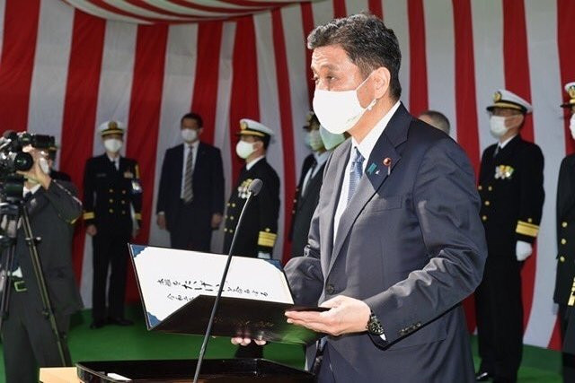 Khoảng 150 đại biểu, trong đó có sự góp mặt của Bộ trưởng Quốc phòng Nhật Bản - ông Nobuo Kishi và tham mưu trưởng Lực lượng Phòng vệ bờ biển Nhật Bản - ông Hiroshi Yamamura đã tham dự buổi lễ được trịnh trọng tổ chức tại nhà máy đóng tàu Kobe của tập đoàn Mitsubishi Heavy Industries ở tỉnh Hyogo. Ảnh: Đại biểu đọc công bố hạ thủy tàu ngầm Taigei tại buổi lễ.