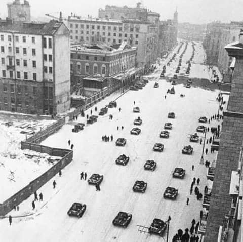 Đúng 7 giờ 50 phút sáng 7/11/1941, khi trời còn tối, Stalin cùng các tướng lĩnh bước ra lễ đài. Đài phát thanh Moscow tường thuật trực tiếp. Đúng 8 giờ, lễ duyệt binh bắt đầu trong giá lạnh tê tái và gió tuyết ào ào. Chỉ huy duyệt binh là đại tướng Artemiev, tiếp nhận báo cáo duyệt binh là nguyên soái Buđionưi. Ảnh: Khối cơ giới diễu qua Lễ đài - Nguồn: Wikipedia.