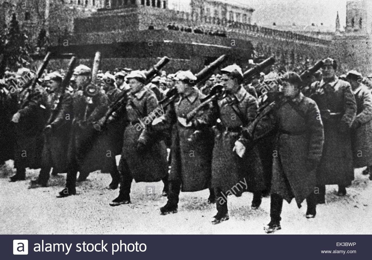 Khi Stalin phát biểu xong, quân nhạc nổi lên, khối quân kỳ hùng dũng diễu qua lễ đài, tiếp theo là các khối bộ binh, kỵ binh, pháo binh... Đi cuối cùng là những chiếc xe tăng T-34, T-38 và T-60; nhiều chiếc vừa chuyển từ nhà máy tới, còn chưa kịp sơn số hiệu. Ảnh: Khối bộ binh diễu qua Lễ đài - Nguồn: Alamy Stock