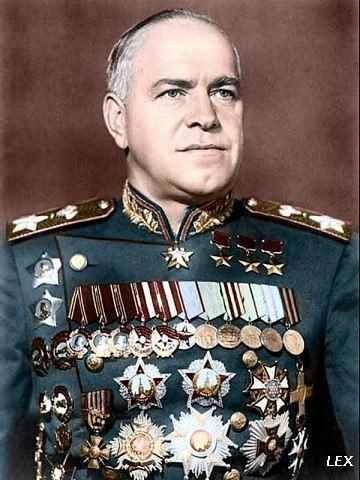 Sau khi dặn Zhukov tìm hiểu thêm, ngày 28/10 Stalin triệu tập các tướng lĩnh chủ chốt ở Moscow để truyền đạt mệnh lệnh về tổ chức duyệt binh ở Moscow; mọi tướng lĩnh đều ngạc nhiên, khi tình hình chiến sự diễn ra hết sức khẩn trương và căng thẳng; những cây cầu, nhà máy, ga tàu điện ngầm vùng ngoại vi phía tây thủ đô… đã được đặt mìn? Ảnh: Nguyên soái Liên Xô Zhukov - Nguồn: Wikipedia.