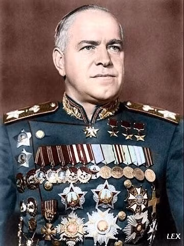 Sau khi dặn Zhukov tìm hiểu thêm, ngày 28/10 Stalin triệu tập các tướng lĩnh chủ chốt ở Moscow để truyền đạt mệnh lệnh về tổ chức duyệt binh ở Moscow; mọi tướng lĩnh đều ngạc nhiên, khi tình hình chiến sự diễn ra hết sức khẩn trương và căng thẳng; những cây cầu, nhà máy, ga tàu điện ngầm vùng ngoại vi phía tây thủ đô… đã được đặt mìn? Ảnh: Nguyên soái Liên Xô Zhukov - Nguồn: Wikipedia.